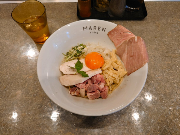 「チャーシューしょうゆまぜそば(ミニ飯付)」@soba MAREN 渋谷店の写真