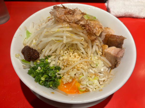 「まぜそば少なめ　辛玉」@用心棒の写真