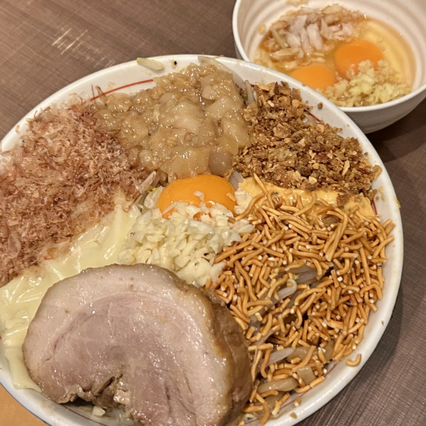 「まぜそば（中・辛味以外全部）＋コッコマン」@ハイマウントJ つくば店の写真