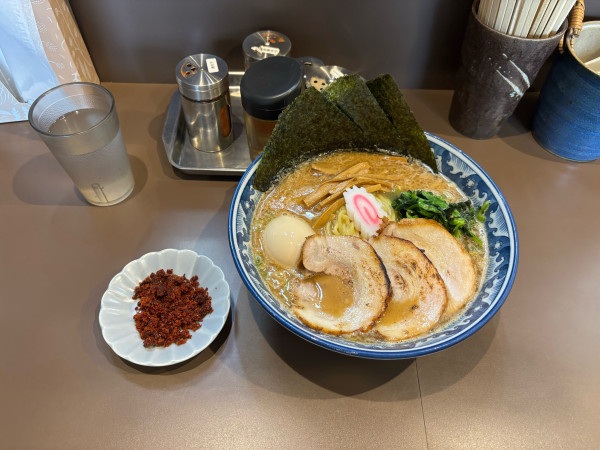 「特製らーめん大盛（1050円）辛味クーポン」@麺彩房 中野本店の写真