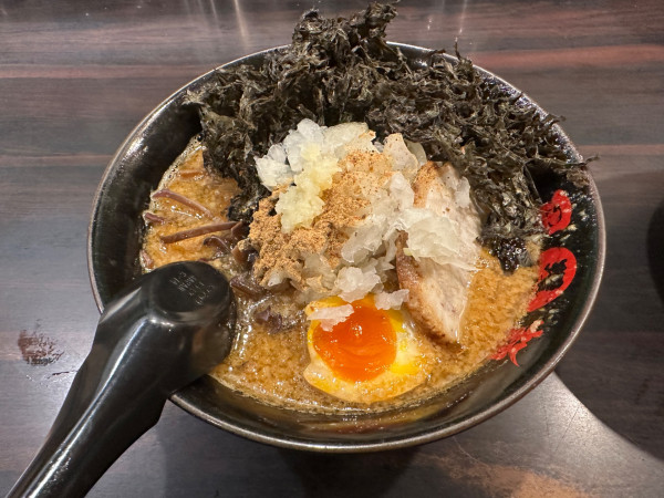 「背脂魚介ラーメン（並盛・150g）1,100円」@環七ラーメン 周麺の写真
