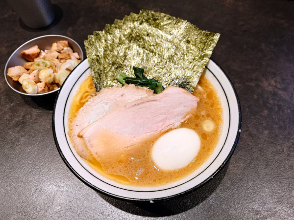 「らーめん+のり+炙りコロチャー」@らーめん飛粋の写真