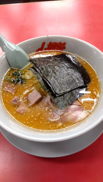 「特製味噌ラーメン+クーポンコロチャーシュー6個」@ラーメン山岡家 千葉鎌ヶ谷店の写真