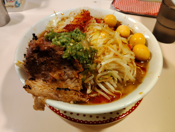 「ぶた１枚大ラーメン ９９０円　すっぱ辛味 ５０円」@成蹊前ラーメン 吉祥寺の写真