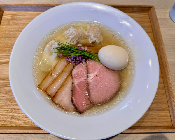 「特製 中華蕎麦〈塩〉+ワンタン 2個」@宍道湖しじみ中華蕎麦 琥珀 東京本店の写真