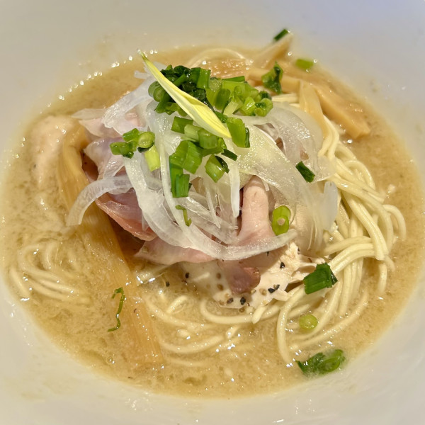 「地鶏と北海道産帆立を煮詰めた濃厚スープ＋替玉鮟肝ソース」@佐波理の写真