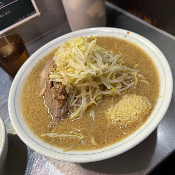 「らーめん・大盛（2玉）・生玉子 『コール』 にんにく、あぶら多め」@らーめん大 大久保店の写真