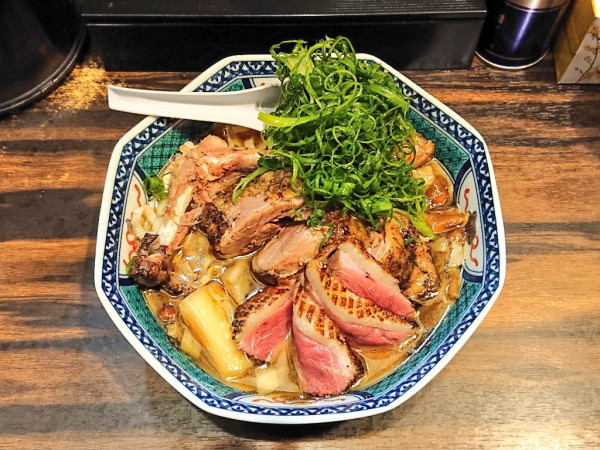 「鴨鍋スタイルの和風そば＋鴨胸肉」@稲荷屋の写真