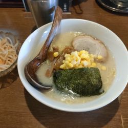 一指禅らーめん　820円 サービスコーン