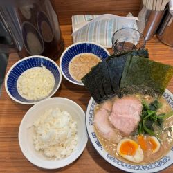 ラーメン＋味玉＋極上海苔＋背油＋刻み玉ねぎ＋中ライス