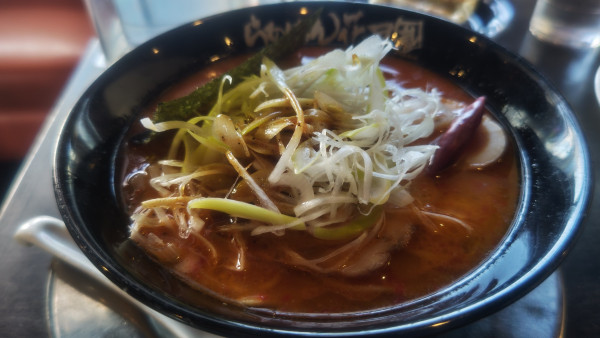 「嵐げんこつバリ辛らぁめん味噌１０６０円(餃子ライス)」@らあめん花月 嵐 千ヶ瀬店の写真