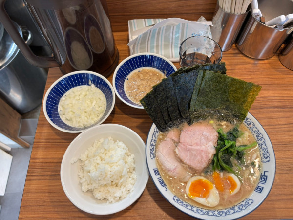 「ラーメン＋味玉＋極上海苔＋背油＋刻み玉ねぎ＋中ライス」@横浜豚骨醤油ラーメン YOLOの写真