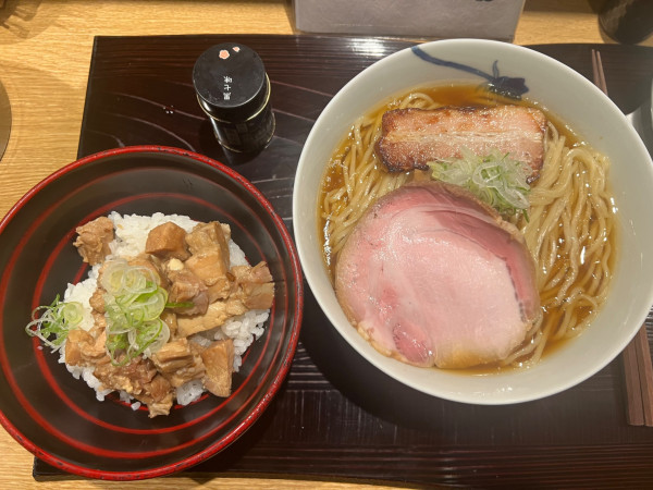 「醤油ラーメン大盛り1400円+チャーシュー丼350円」@麺 みつヰの写真