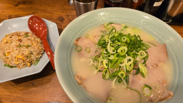 「塩ラーメン大盛り+ミニチャーハン」@北海らーめん 紗蘭辺 さんちか味ののれん街店の写真