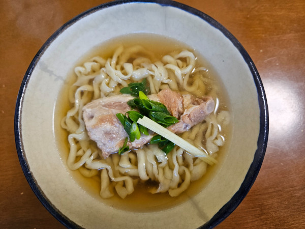 「ちぢれ(中)/なんこつそば」@にいまそばの写真