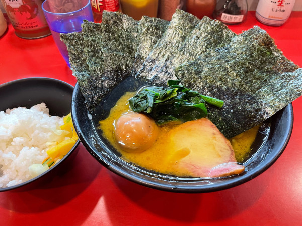 「ラーメン（油多め）　海苔増　半ライス」@家系総本山 ラーメン吉村家の写真
