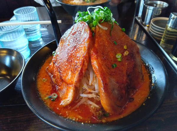 「赤ガッツリ!!濃厚豚骨塩ラーメン　990円」@ラーメン 一遊の写真