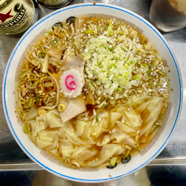 「サッポロ赤星２本＋チャシュー皿→ ワンタンメン 細葱」@中華そば みたかの写真