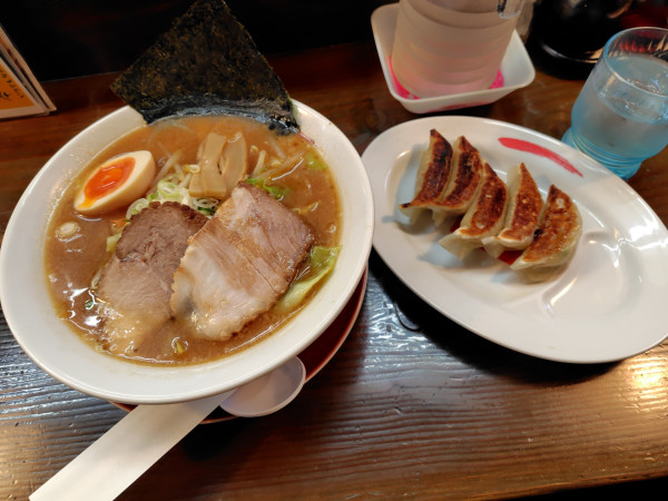 「味噌850円、餃子150円（金曜日半額）」@拉麺本家夢屋 扇町店の写真