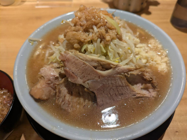 「ラーメン　ニンニク少なめ＋野菜＋アブラ(1000円)」@俺の生きる道 関内地下街マリナード店の写真