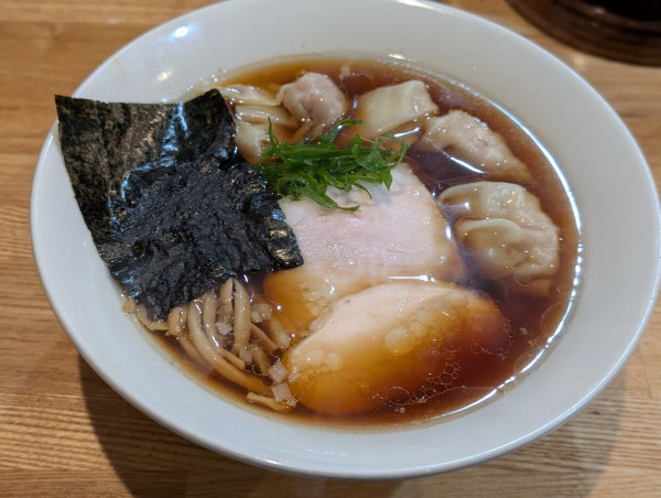 「ワンタン醤油ラーメン」@RAMEN TOMOの写真