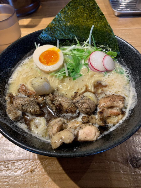 「特製炭焼鶏そば、大盛」@鶏そば炭や 常総店の写真