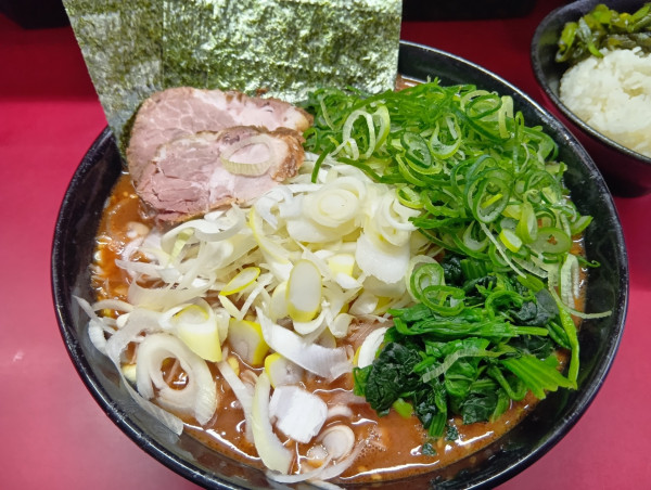 「辛味豚骨　中　白ネギ　ライス」@横浜家系ラーメン 武蔵家 千歳烏山店の写真