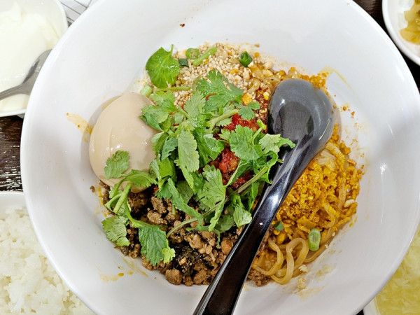 「本場老四川汁なし担々麺（大辛）＋味玉」@本格四川料理 麻辣先生 日本橋店の写真