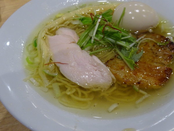 「地鶏塩らぁ麺 1100円(+サービスで味玉)」@Nakameguro Ramen すぎ田の写真