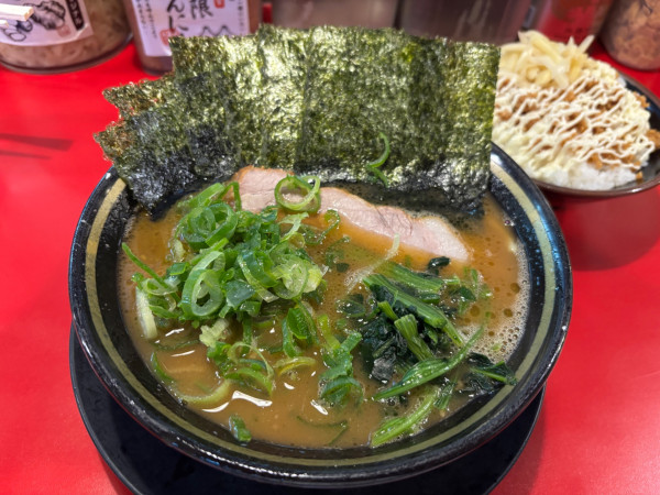 「ラーメン　のり、薬味ネギ、ライス」@家系ラーメン 王道 神道家の写真