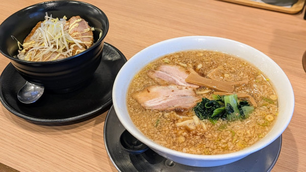 「醤油ラーメン＋チャーシュー丼（920円＋400円）」@万太郎ラーメン 妻有ショッピングセンター店の写真