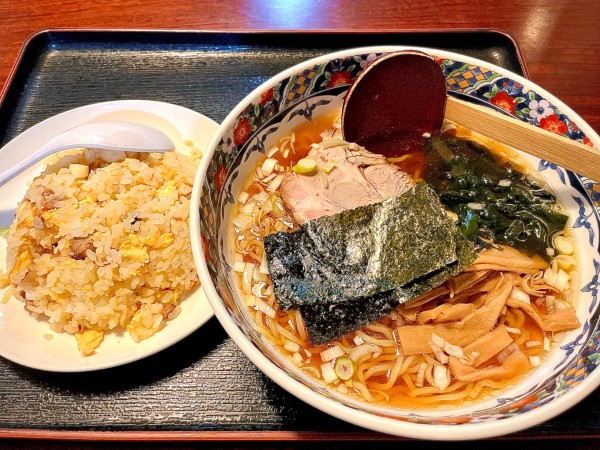 「ラーメン　半チャーハン（850円）」@中華料理 桃園の写真