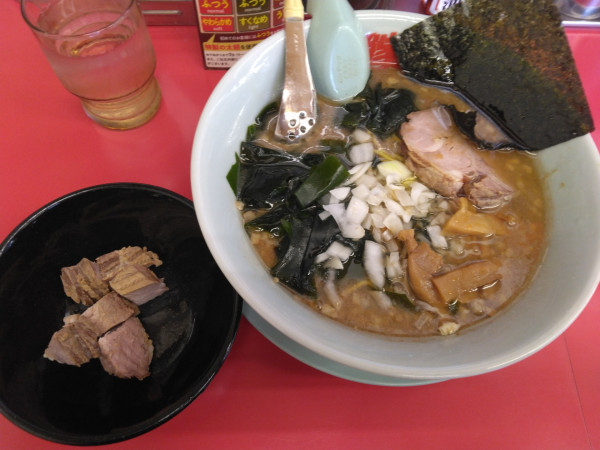 「プレミアム醤油ラーメン950円、コロチャー6個140円」@山岡家 柏店の写真