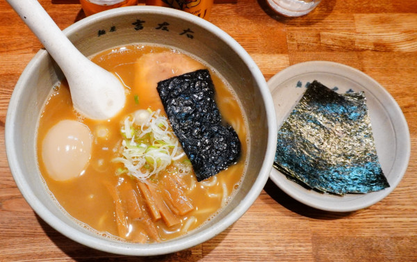 「味玉らーめん＋のり＋エビスビール（小瓶）」@麺屋吉左右の写真