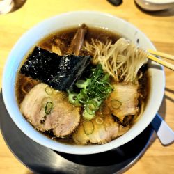 醤油らぁ麺(900円) 麺大盛り(150円)