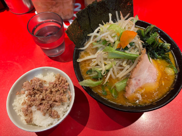 「ラーメン¥900 ライスチャーシューまぶし¥150 野菜畑¥」@厚木家の写真