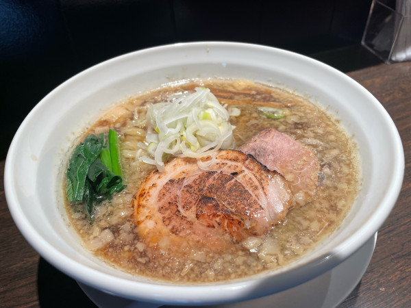 「背脂(秋刀魚出汁+ﾆﾝﾆｸﾀﾞﾚ､手揉み) ¥950」@ら〜麺 瑞藤の写真
