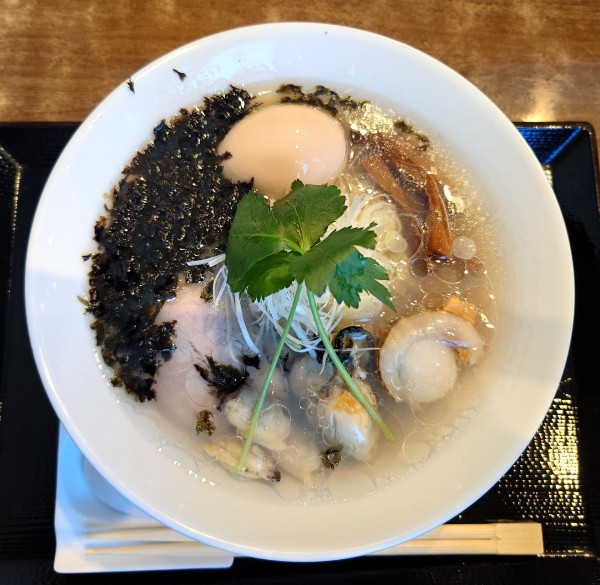 「貝と魚のあら炊き中華そば+味玉(1050円)」@Fishmenの写真