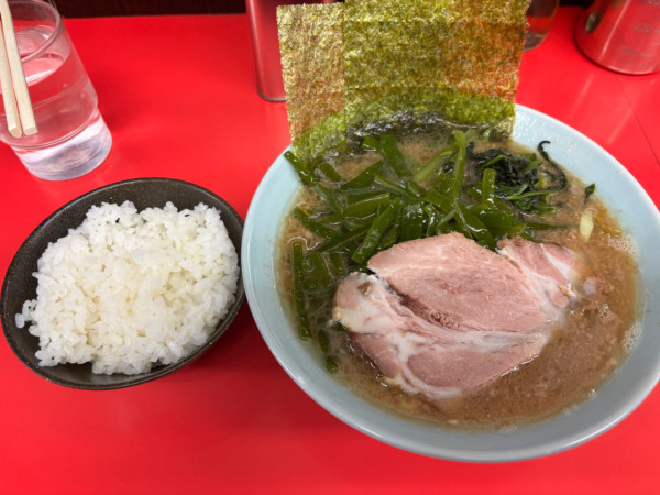 「ラーメン¥800 茎わかめ¥100 半ライス¥100」@横浜家系ラーメン 心家の写真