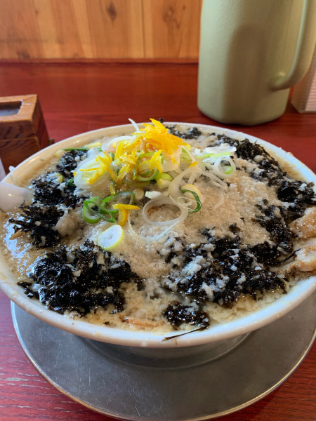 「チャシューめん大、黒バラ、玉ねぎ、柚子増、大脂」@らーめん処 潤 宮内店の写真