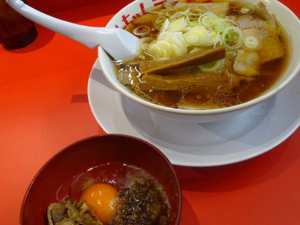 「ラーメン880円＋悪魔の生卵250円」@むーちゃんラーメンの写真