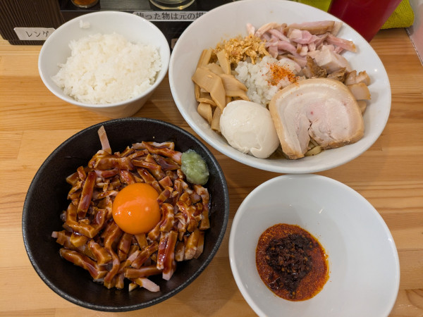 「むらそば➕辛くする➕川村募金➕ブタ飯」@煮干らーめん 川むらの写真