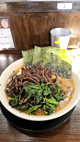 「ラーメン(中)1,000円＋キクラゲとライス共に150円」@家系ラーメン ゆくる家の写真