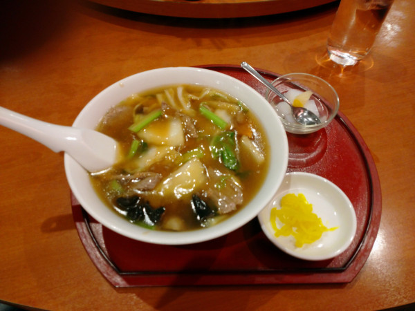 「五目牛肉麺と半チャーハン（900円）」@華景園の写真