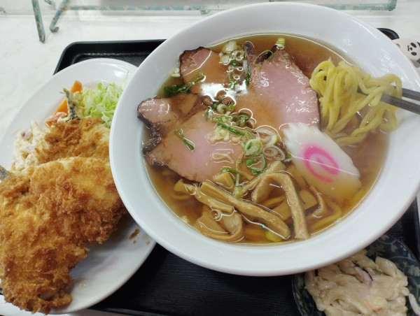 「チャーシューメン(650)+アジフライ単品(600)」@善磯の写真