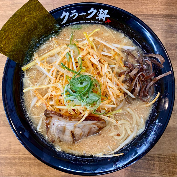 「みそラーメン ¥940円（辛ネギTP＋150円）」@クラーク軒の写真