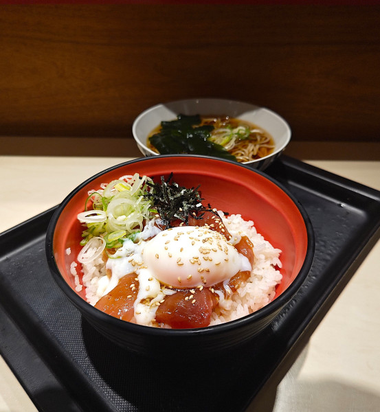 「【期間限定】キハダマグロのユッケ丼セット【店舗限定】」@名代 富士そば 市ヶ谷五番町店の写真