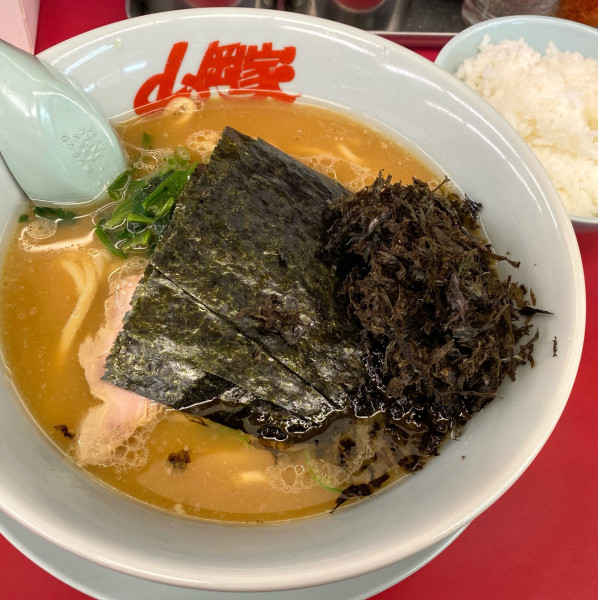 「醤油ラーメン690円＋半ライス160円＋バラ海苔140円」@ラーメン山岡家 太田店の写真