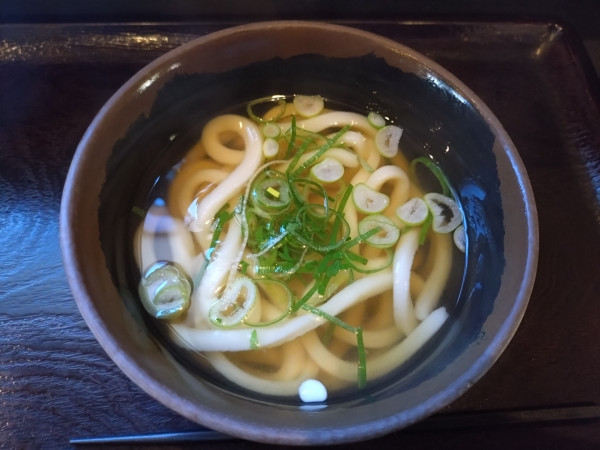 「かけうどん小350円」@來家の写真