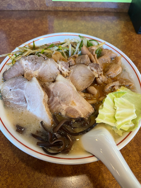 「ネギチャーシューモツラーメン(1400円)+替玉(150円)」@ラーメン・ホルモン焼肉育元の写真